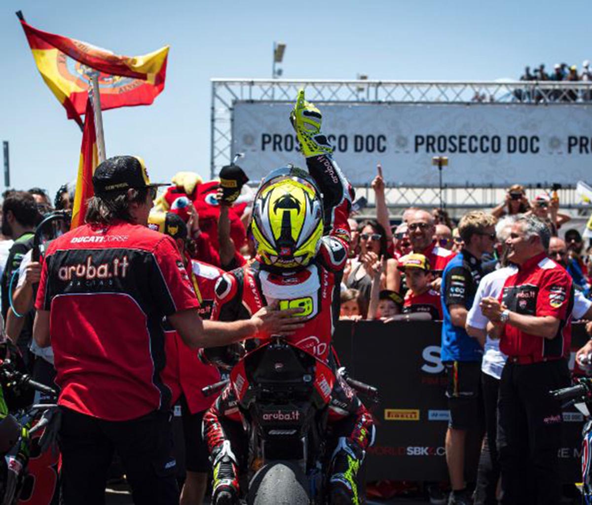 Álvaro Bautista sigue líder en el Mundial de Superbikes
