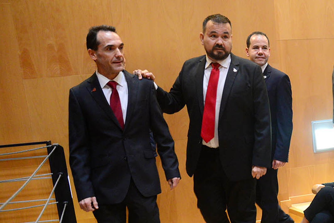 Carlos Vega, a la izquierda, junto a Juan Ramón Amores, alcalde de La Roda y director general de Juventud y Deportes, con quien ha trabajado durante los últimos meses.