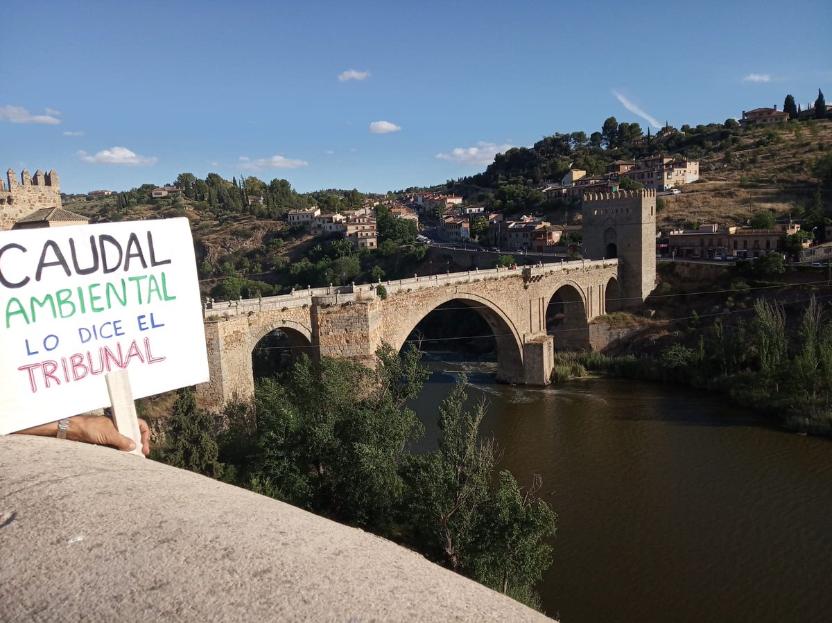 Una de las pancartas que llevaban los toledanos en la manifestación por el Tajo.