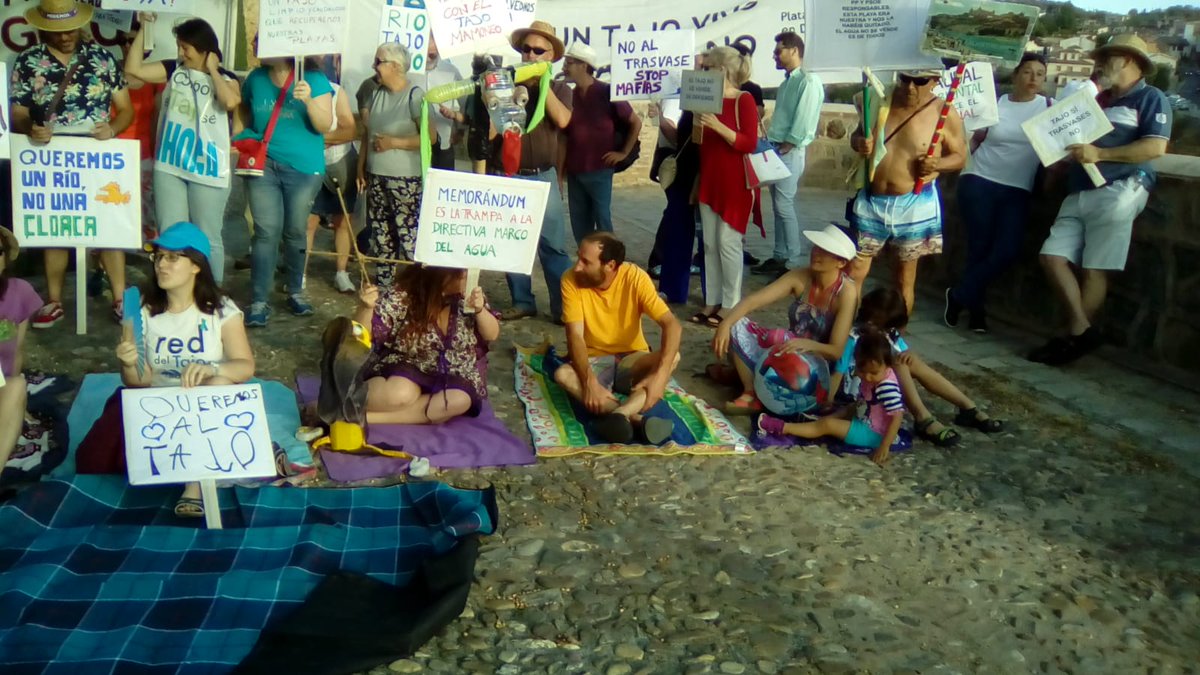 Manifestación por el Tajo en Toledo.