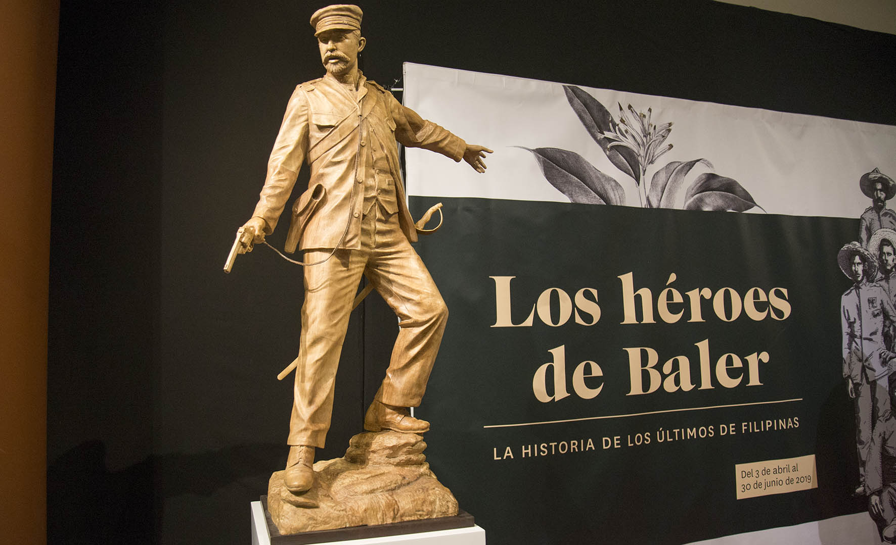 Réplica de la estatua a los héroes de Baler.