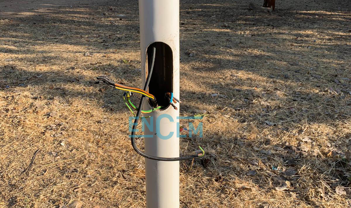 Una de las farolas del Parque Lineal, en el Polígono de Toledo, de donde han robado el cable de cobre.