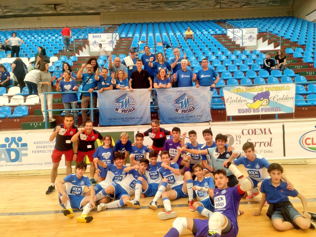 Los jugadores del Moprisala celebran junto al resto de la expedición toledana el triunfo en Ferrol.