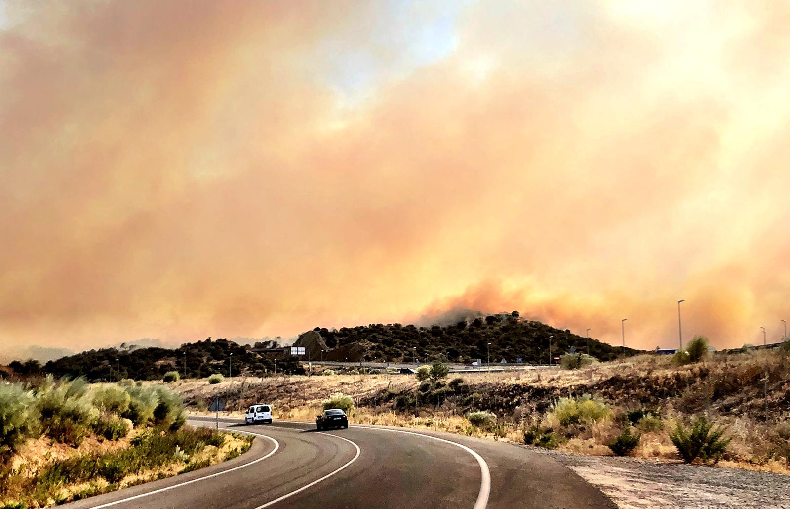 El incendio a cinco kilómetros ha cogido dimensiones considerables.