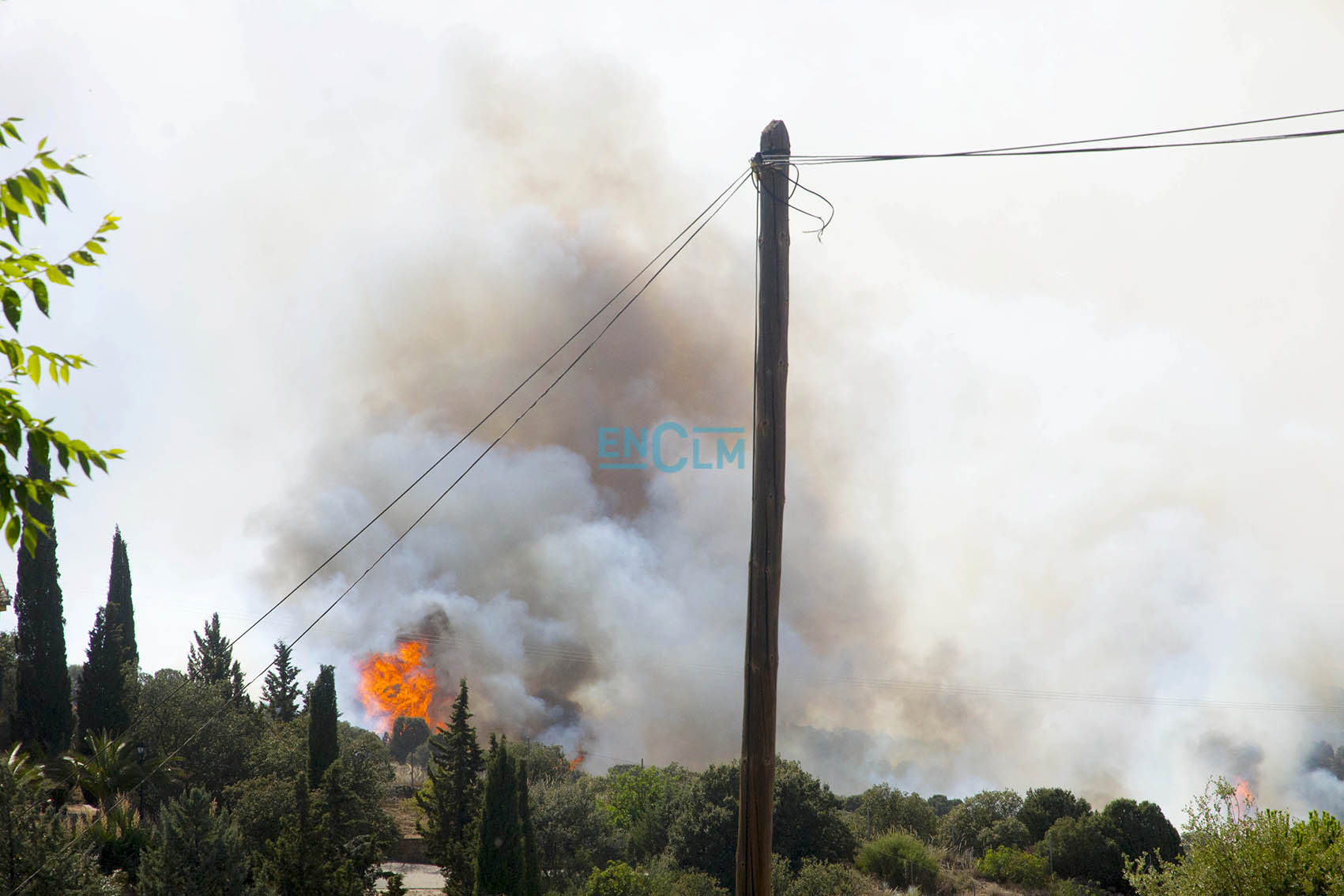 El incendio ha llegado a las puertas de algunas viviendas de la urbanización Montesión, en Toledo.