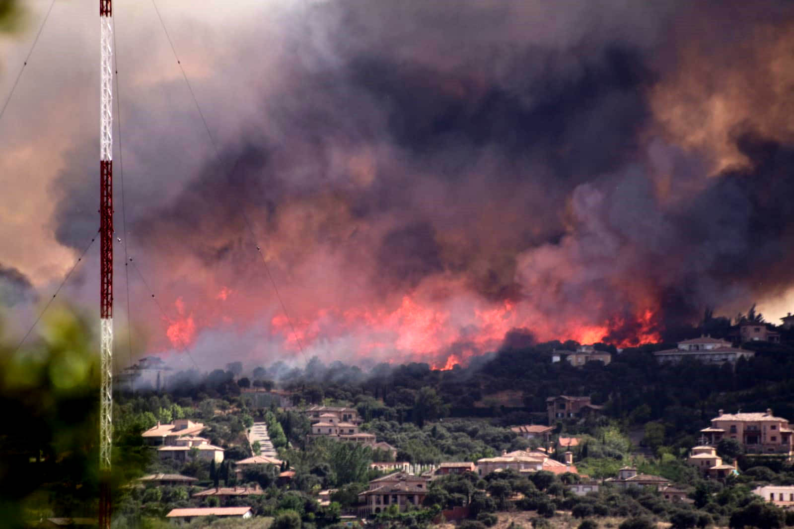 Las llamas arrasaron unas 1.600 hectáreas y llevó el miedo a la ciudad de Toledo.