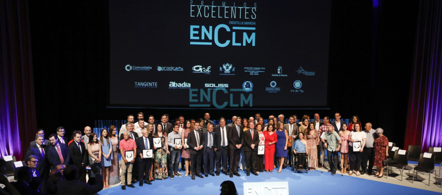 premios excelentes Foto de familia de premiados, patrocinadores, autoridades y equipo de ENCLM.