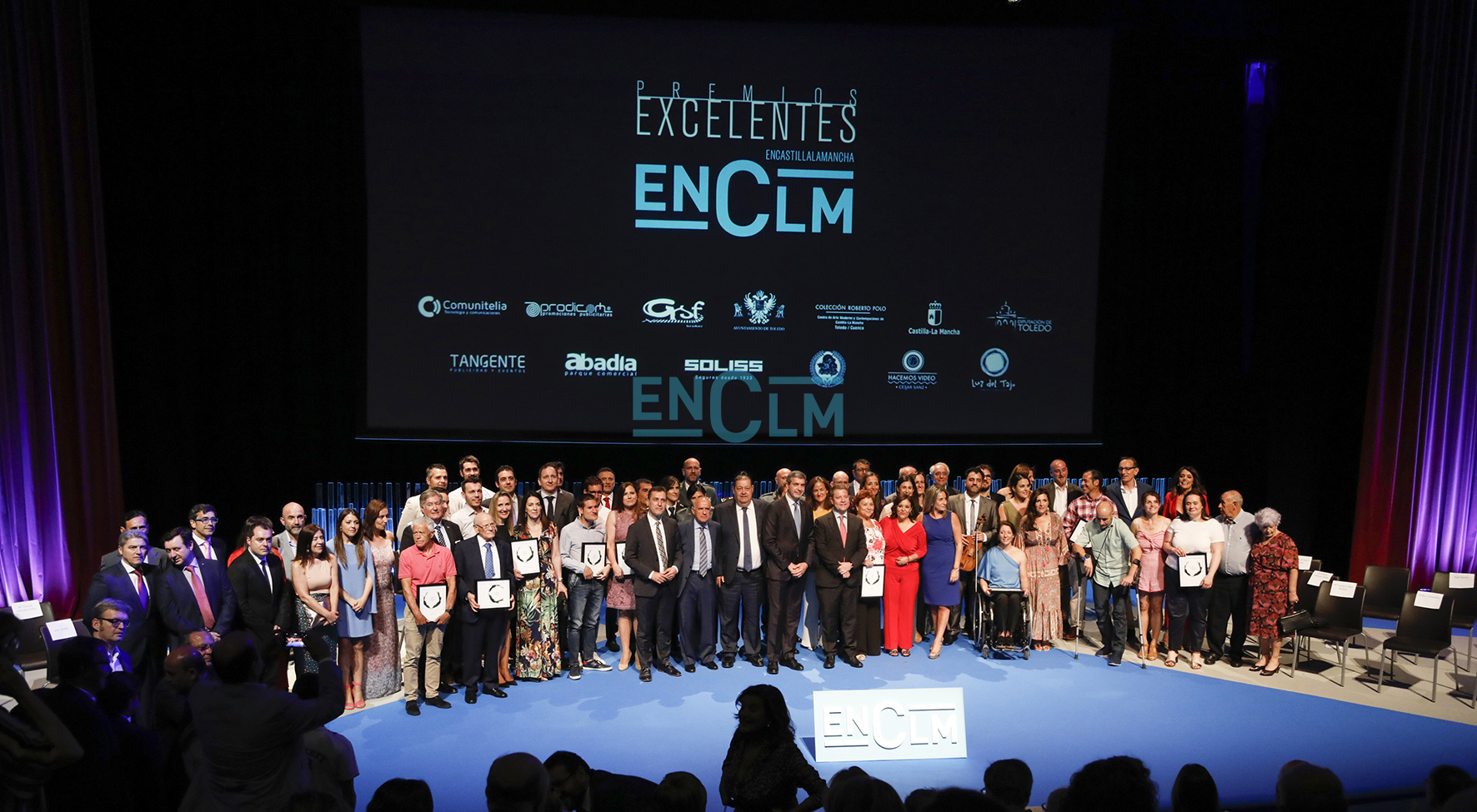 premios excelentes Foto de familia de premiados, patrocinadores, autoridades y equipo de ENCLM.