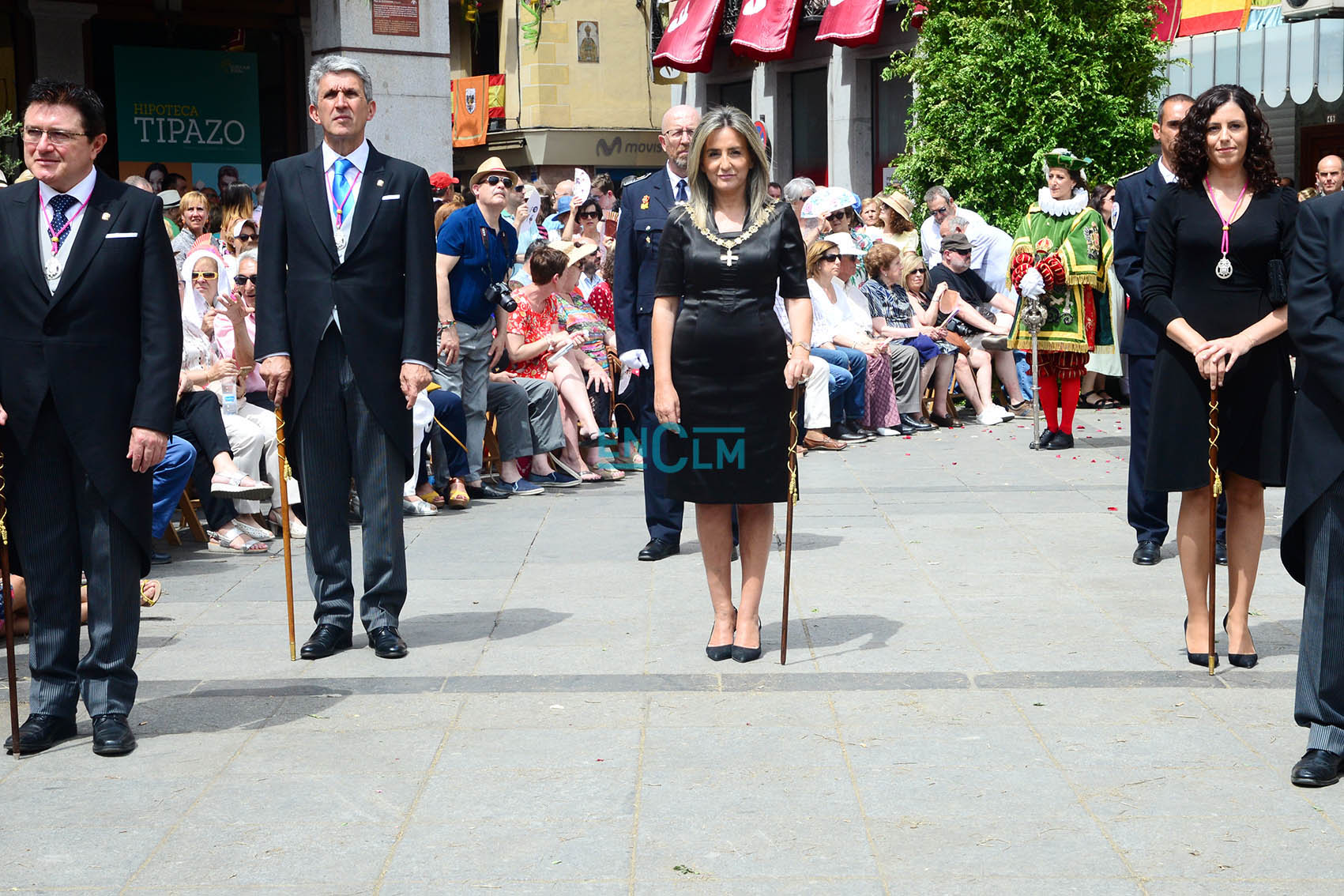 Milagros Tolón, en el centro, durante la procesión del Corpus del pasado año.