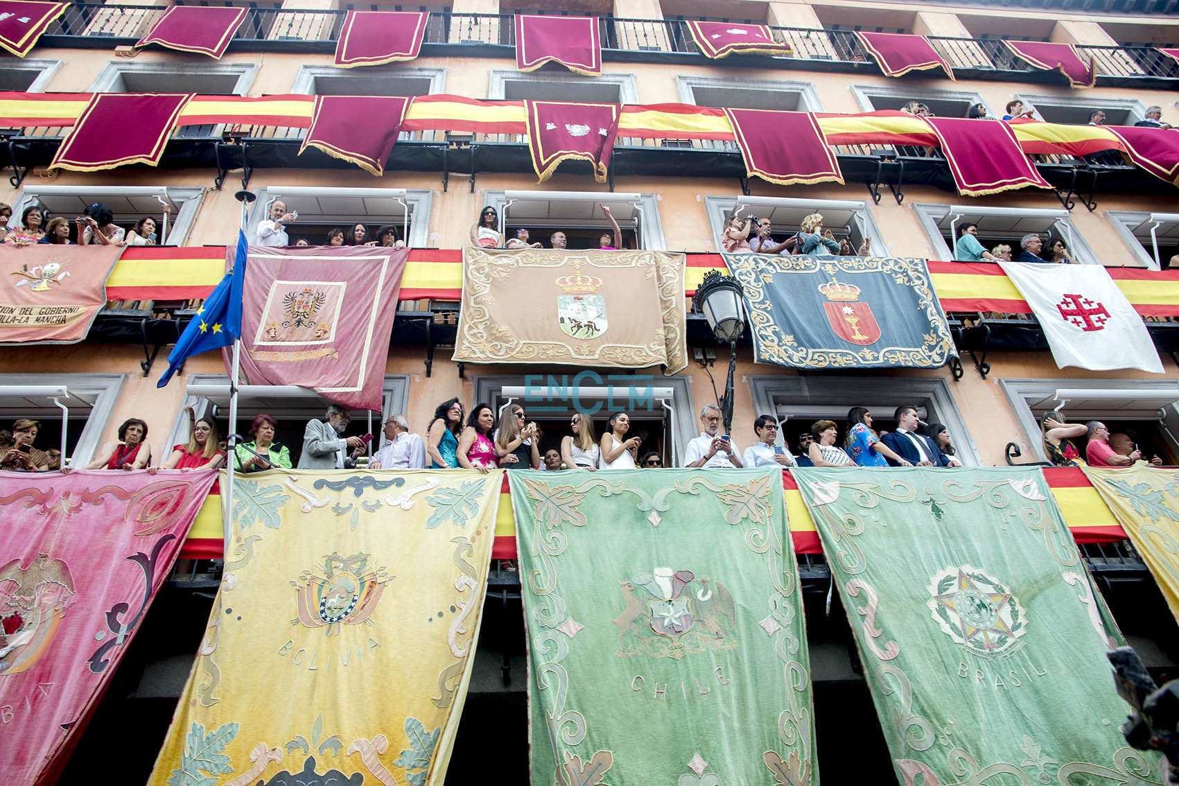 Balcones de la Delegación del Gobierno en CLM, en la plaza de Zocodover, durante la procesión del Corpus de Toledo. Foto: Rebeca Arango.
