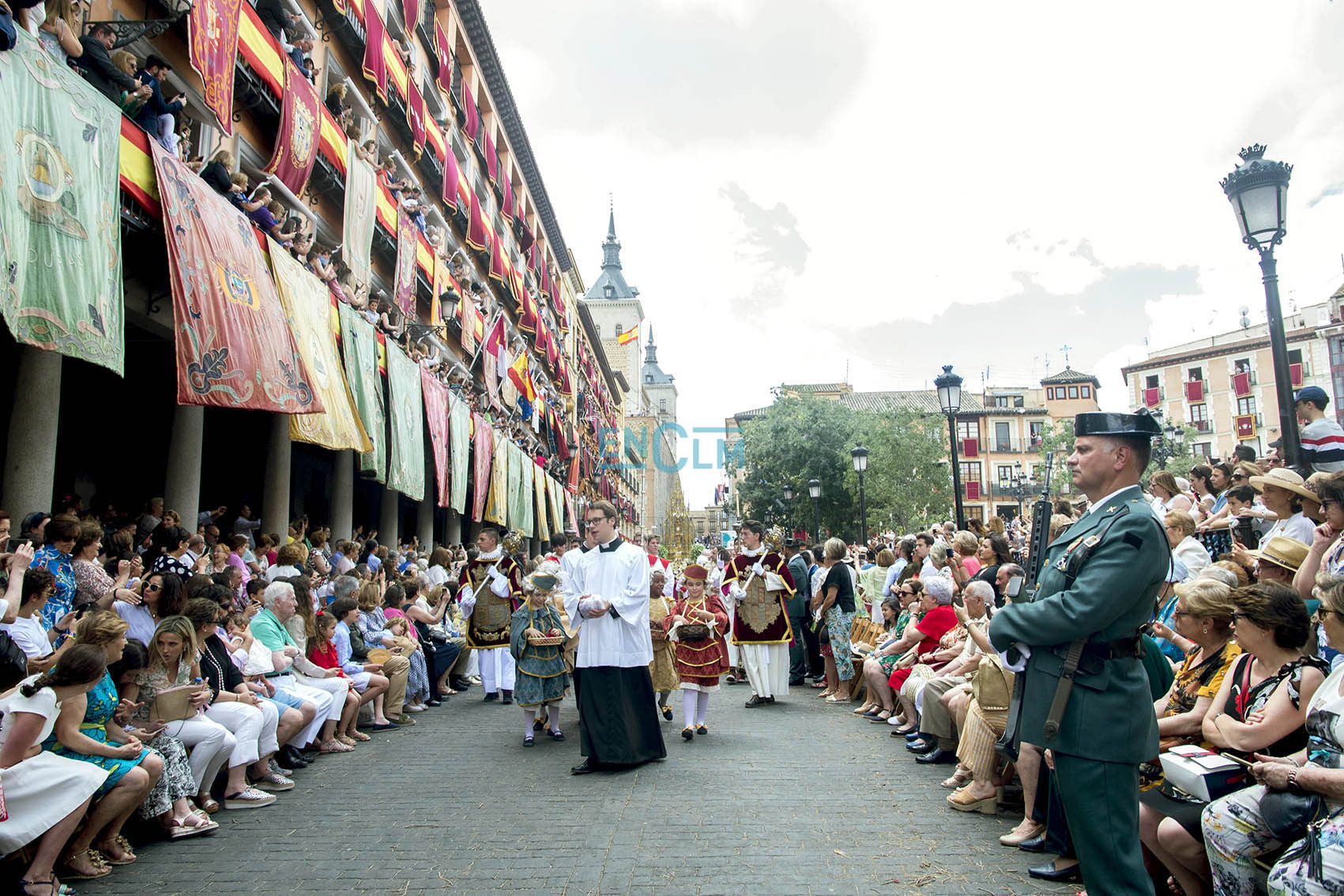 Las calles del casco histórico de Toledo estaba abarrotadas de gente durante la procesión.