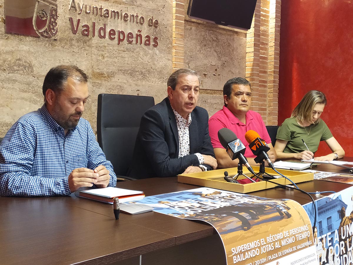 Acto de presentación al intento de récord Guinness en Valdepeñas