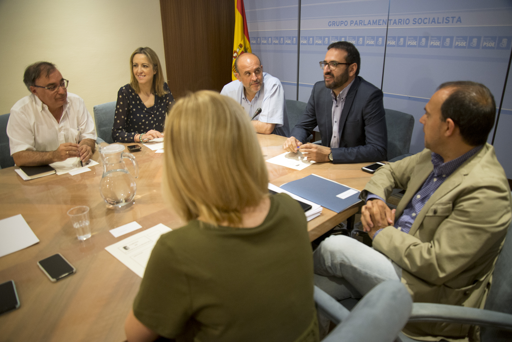Sergio Gutiérrez, José Luis Martínez Guijarro y Cristina Maestre, con los nuevos diputados del PSOE en las Cortes de CLM.