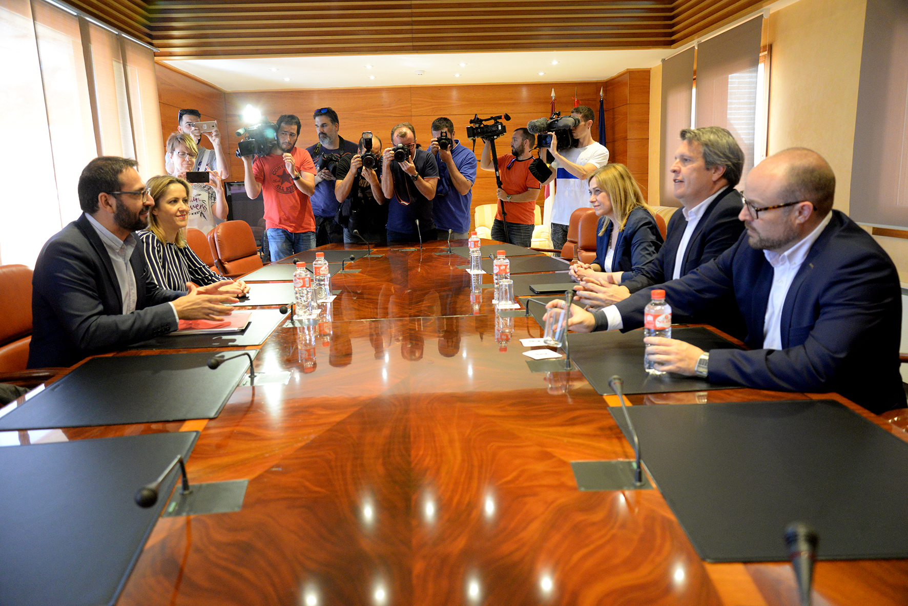 Imagen de la reunión en la que se ha terminado de sellar el pacto entre PSOE y Ciudadanos en una veintena de municipios de Castilla-La Mancha.