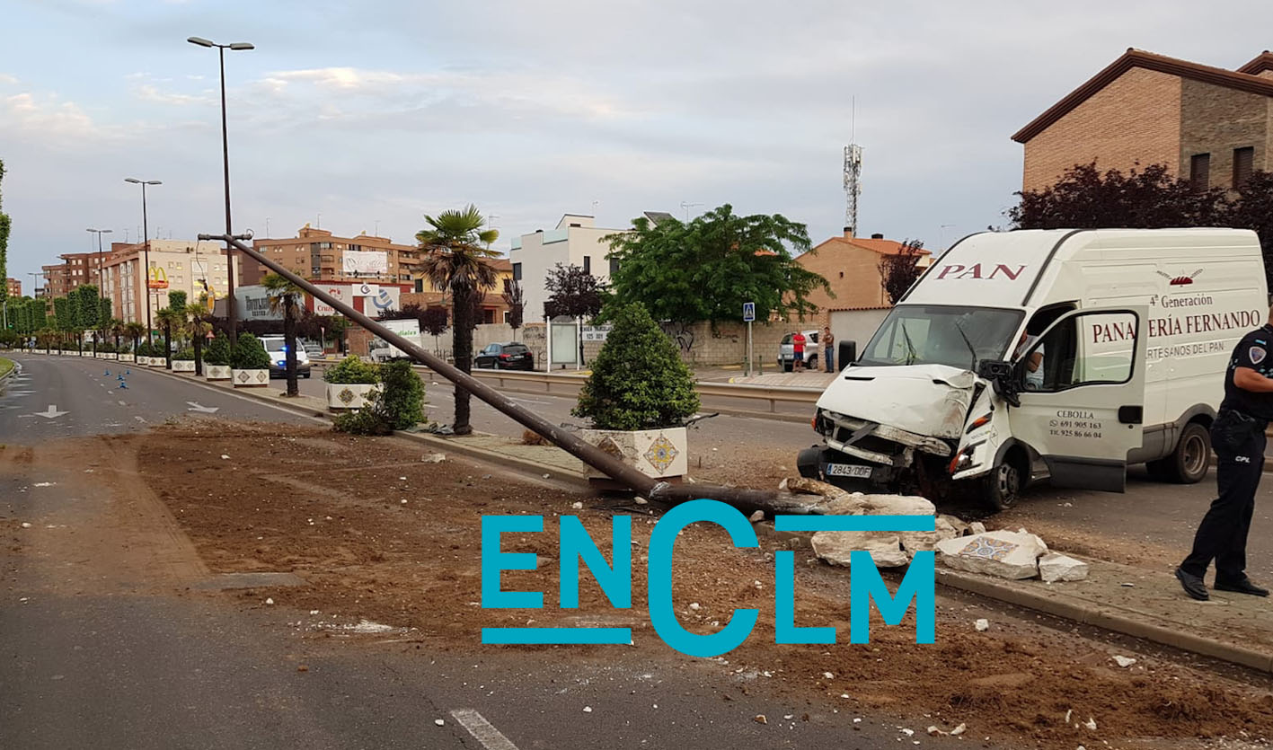 El accidente, como ven, ha sido bastante aparatoso y ha obligado a cortar los dos carriles de entrada y salida a Talavera.
