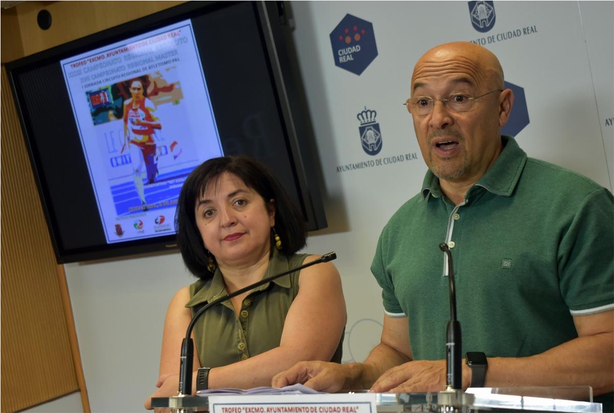 Olallo Fernández y Noemí Gómez Pimpollo, presentando el Campeonato regional de atletismo