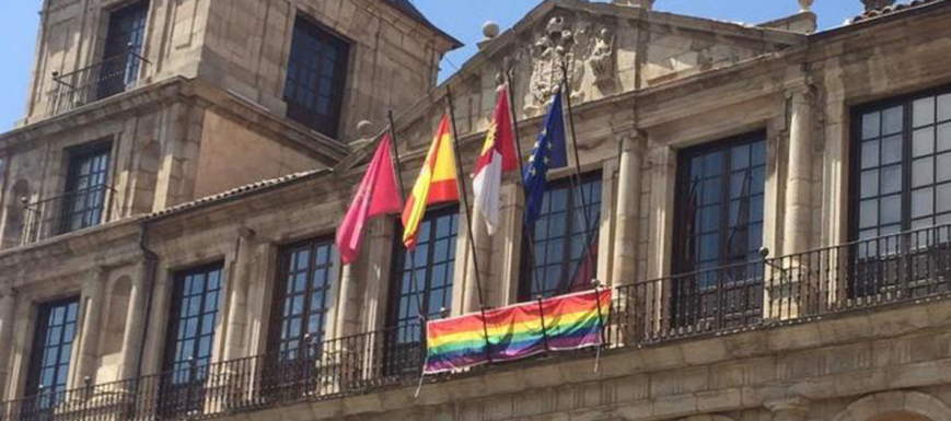 La bandera LGTBI cuelga ya en el balcón del Ayuntamiento de Toledo, como otros años.