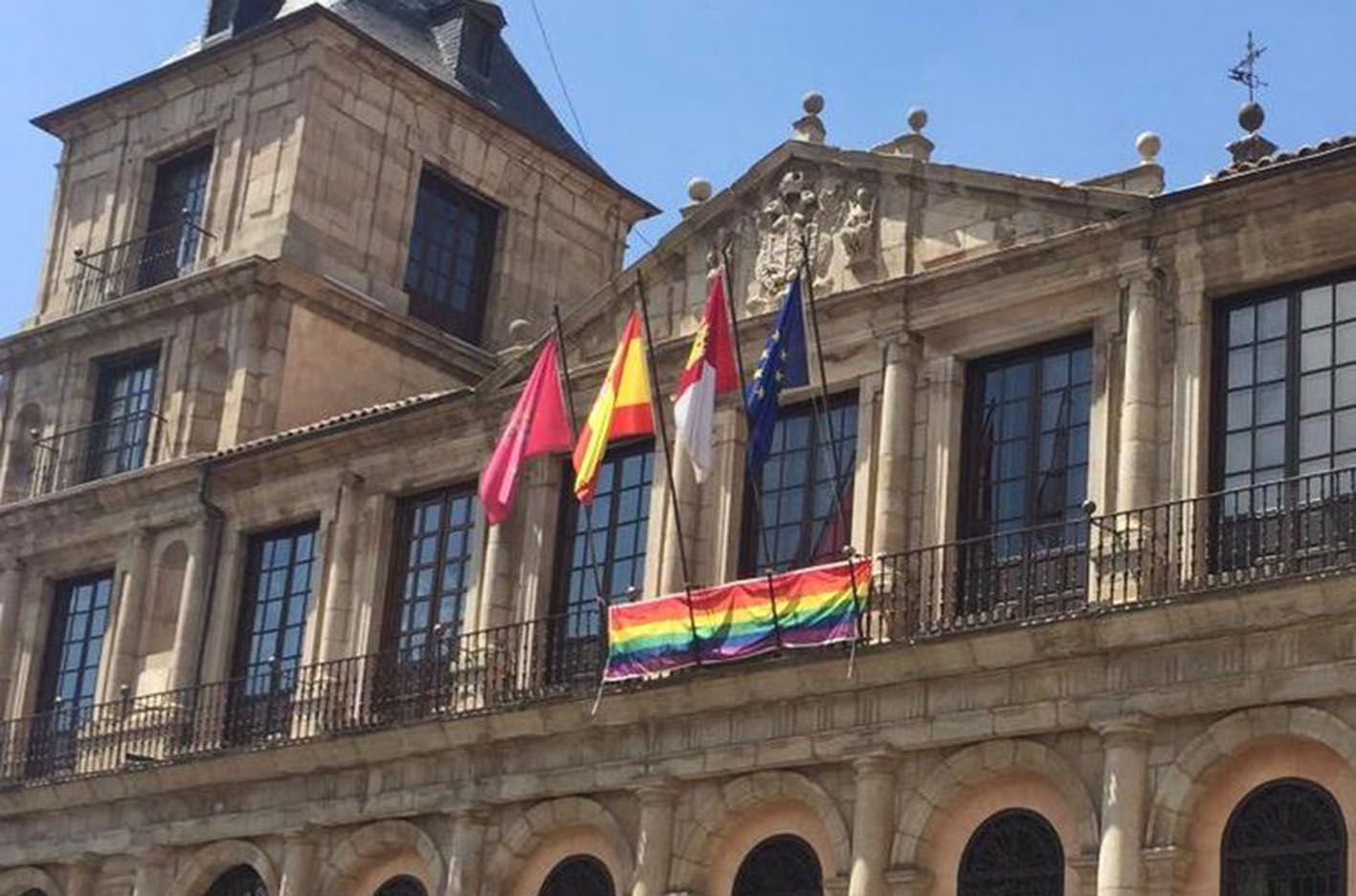 La bandera LGTBI cuelga ya en el balcón del Ayuntamiento de Toledo, como otros años.