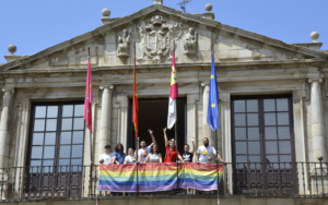 toledo entiende Miembros del Ayuntamiento y de la Asociación Bolo- Bolo CLM, en el balcón del Ayuntamiento.