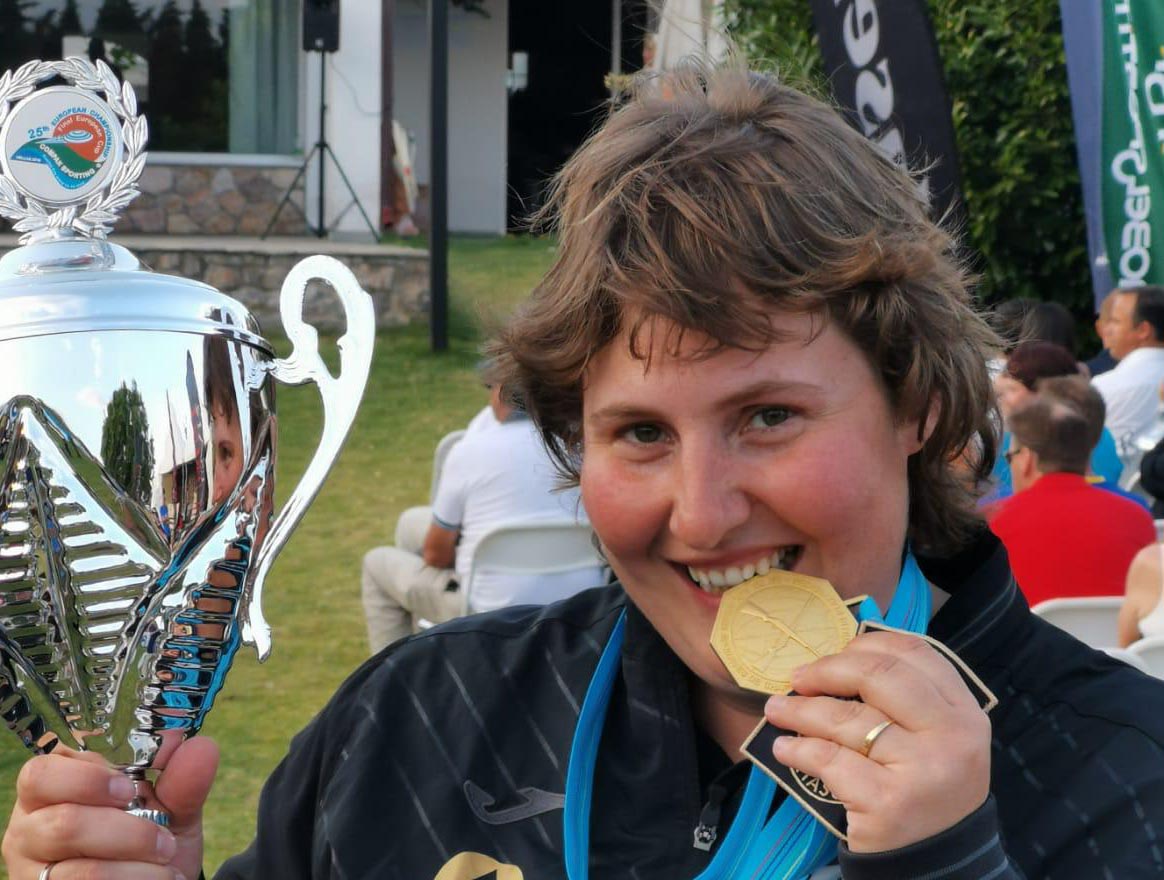 Beatriz Laparra, con su medalla y Copa de campeona de Europa