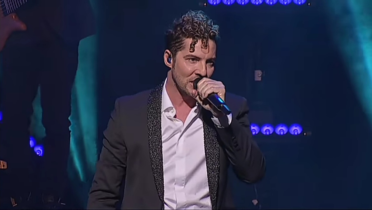 David Bisbal con un smoking de Guillermo Villanueva.