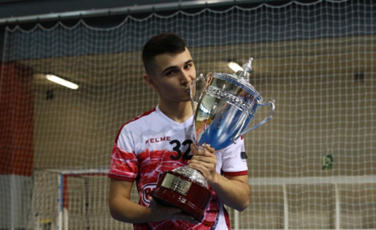 Lorenzo Cano, "Loren" con la copa de campeón de España juvenil