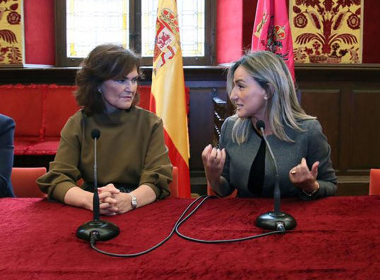 Carmen Calvo, vicepresidenta del Gobierno de España, junto a Milagros Tolón.