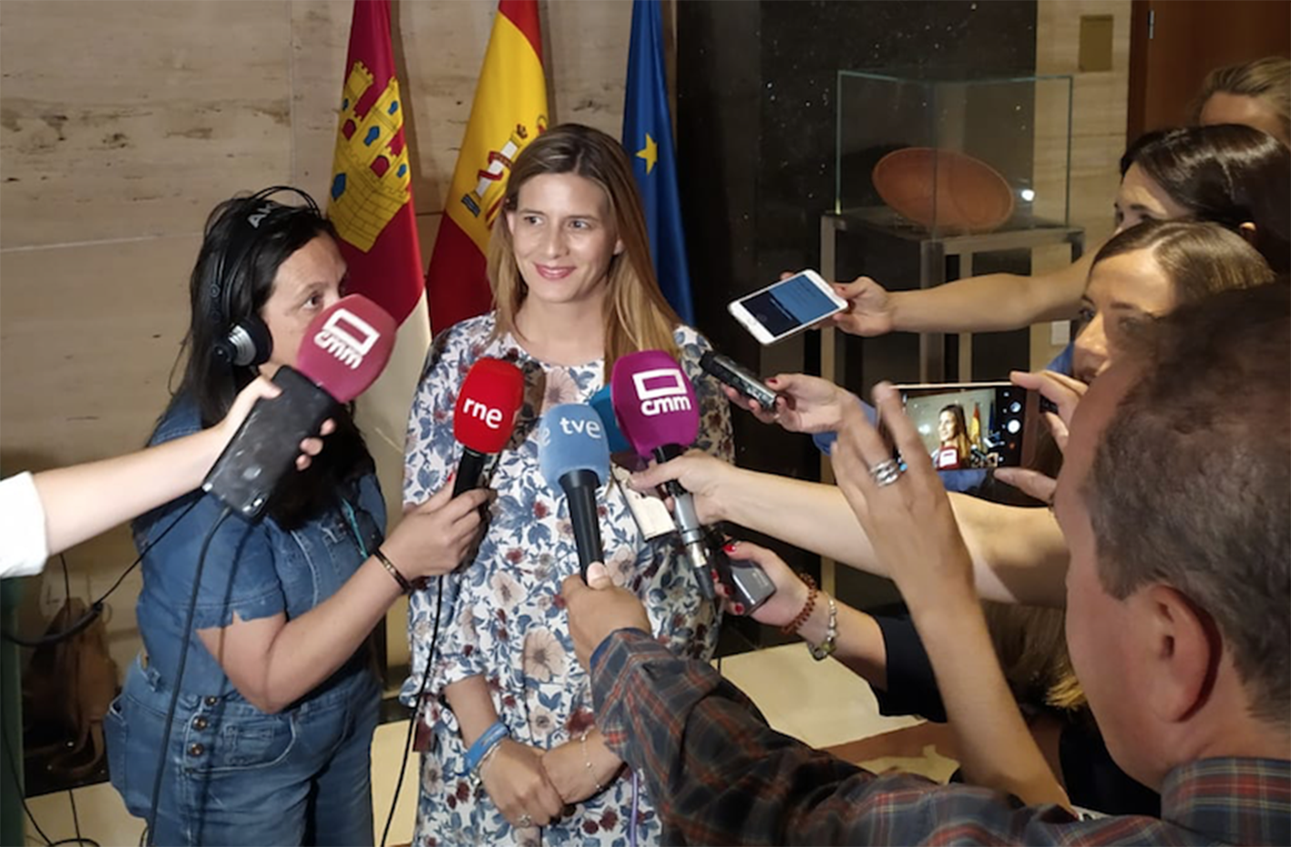 Carolina Agudo atendiendo a los medios tras conocer el pacto de Ciudadanos y PSOE.
