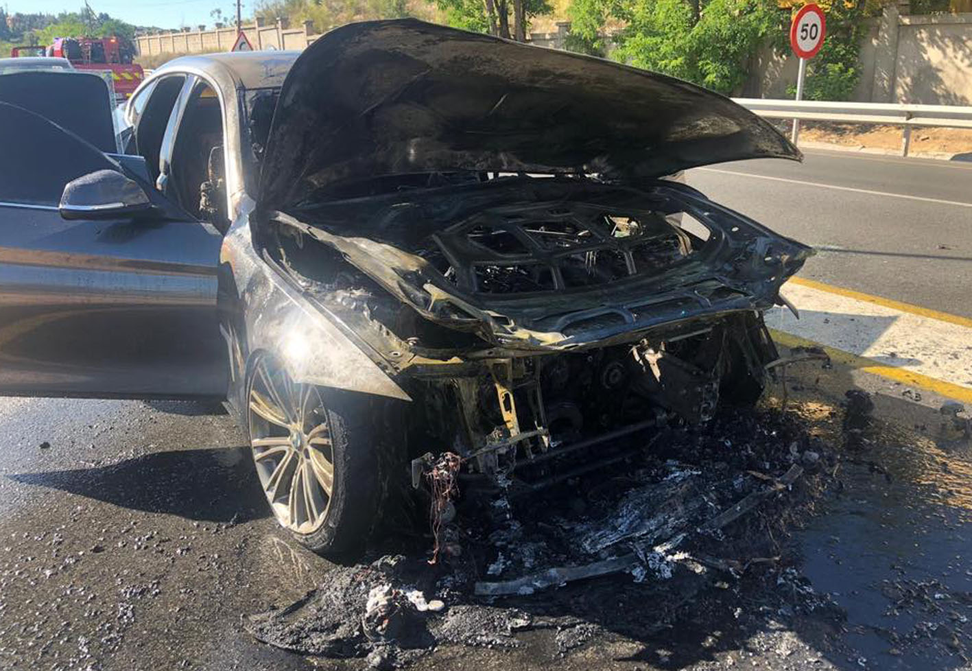 Así quedó el coche tras el incendio.