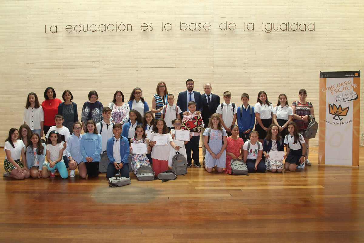 Acto con los alumnos finalistas del concurso escolar.