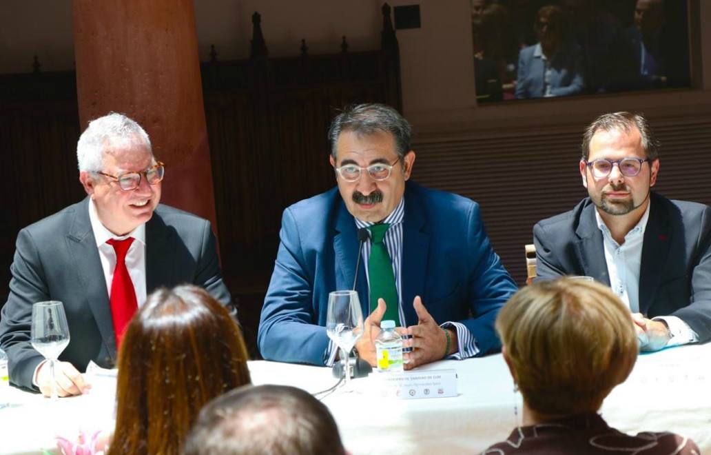 Jesús Fernández Sanz en la presentación del nuevo presidente del Consejo de Colegios de Enfermería de Castilla-La Mancha, Carlos Tirado.