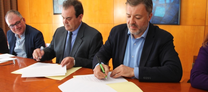 Momento en el que Darío Dolz e Isidoro Gómez Cavero firmaban el acuerdo.