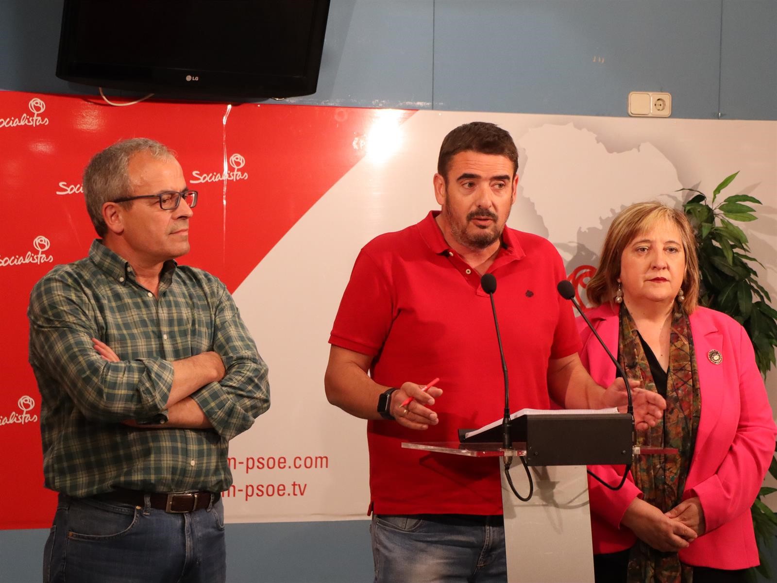 el casar El secretario de Organización del PSOE de Guadalajara, Rafa Esteban, en rueda de prensa explicando los acuerdos.