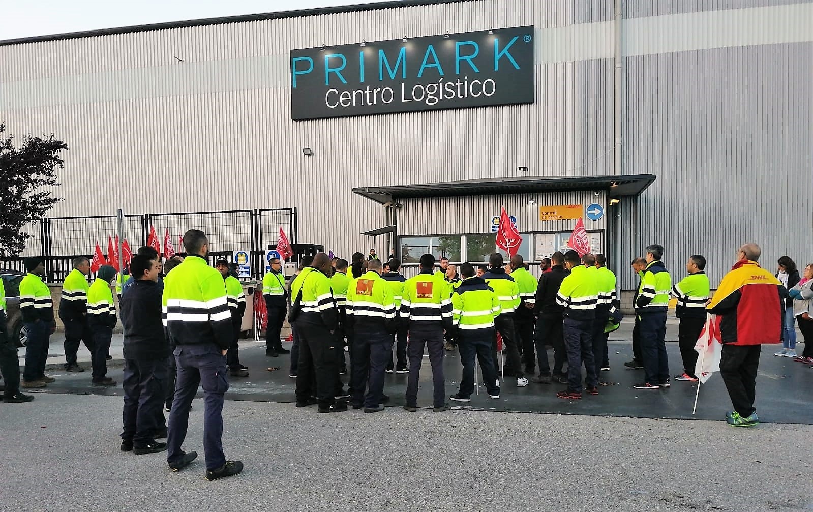 Los empleados de DHT-Primark concentrados frente a la nave logística de Primark.