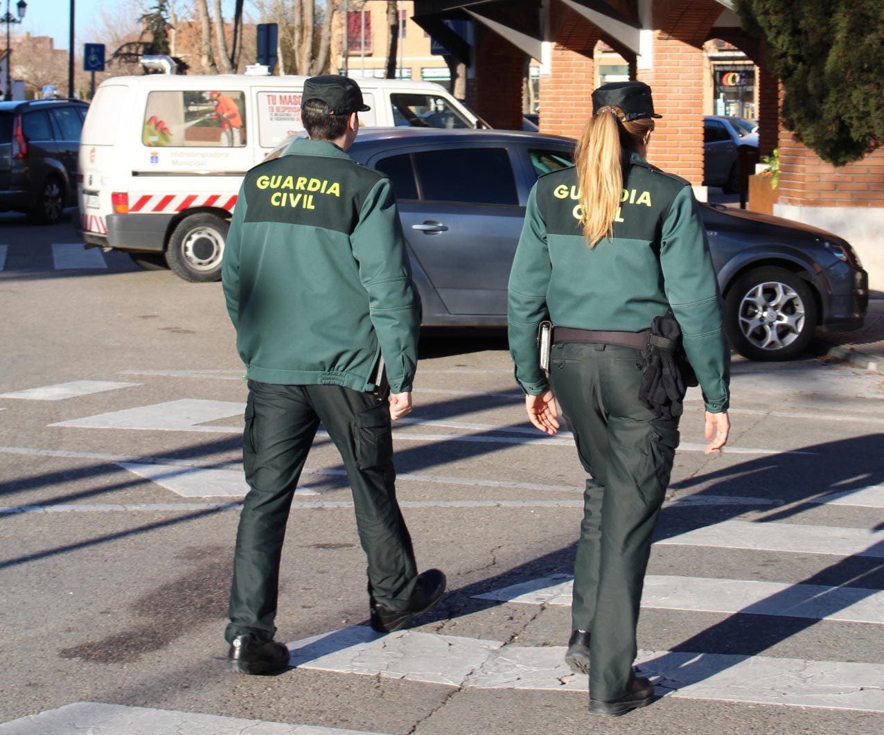 Dos agentes junto al Ayuntamiento de Azuqueca de Henares.
