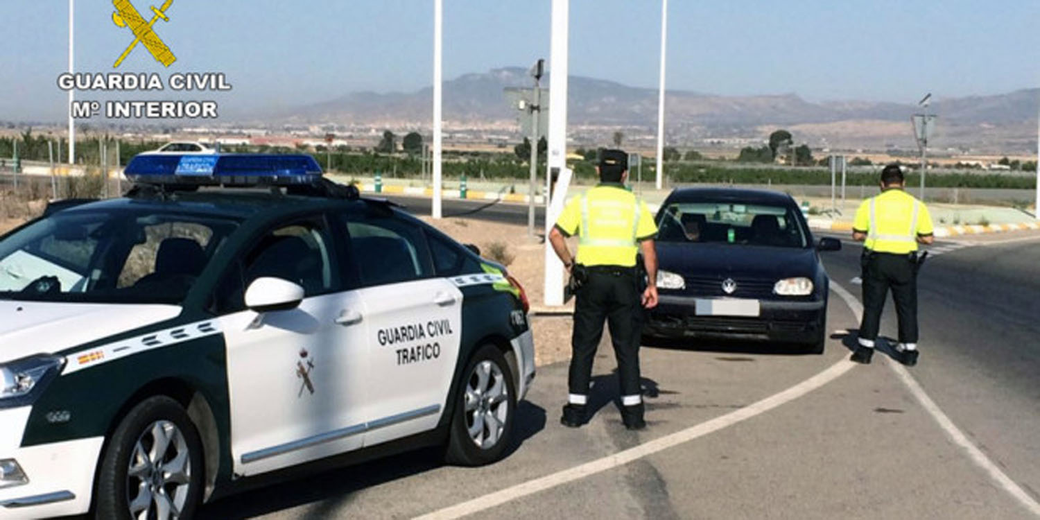 ataque epiléptico Imagen de archivo. guardia civil agentes coche