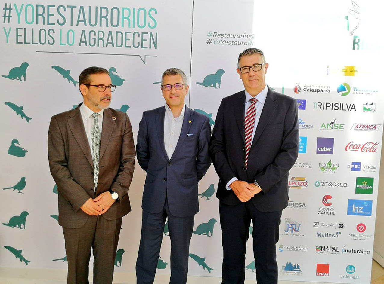 De izquierda a derecha, el delegado del Gobierno en Murcia, Francisco Jiménez, el secretario de Estado de Medio Ambiente, Hugo Morán, y el presidente de la CHS, Mario Urrea.