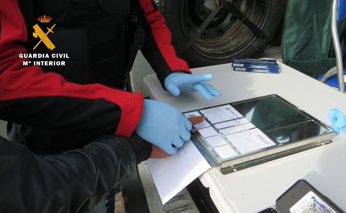 Identificación, huella dactilar, detenido, guardia civil, coche guardia civil, robos, robo,