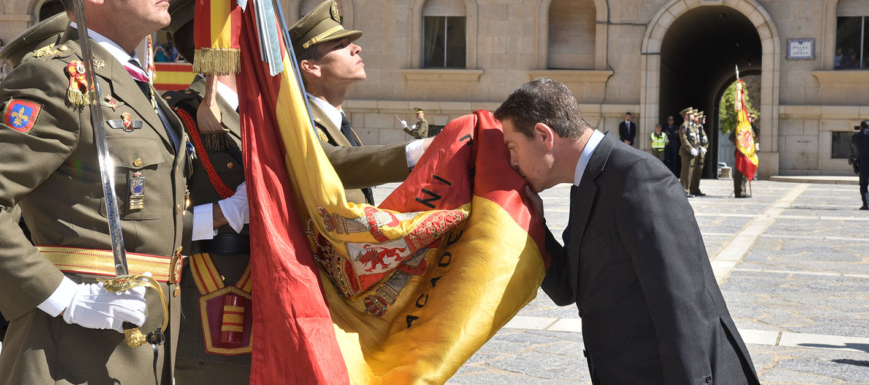 Momento en el que Page besa y jura la bandera en la Academia de Infantería.