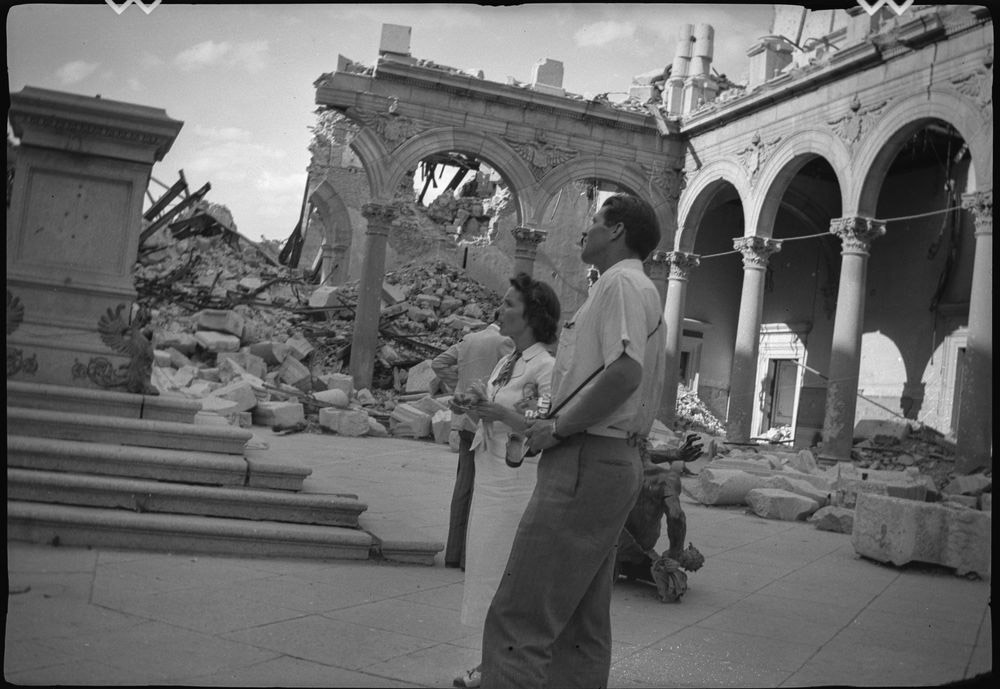 Joseph Kennedy observando un Alcázar destruido.