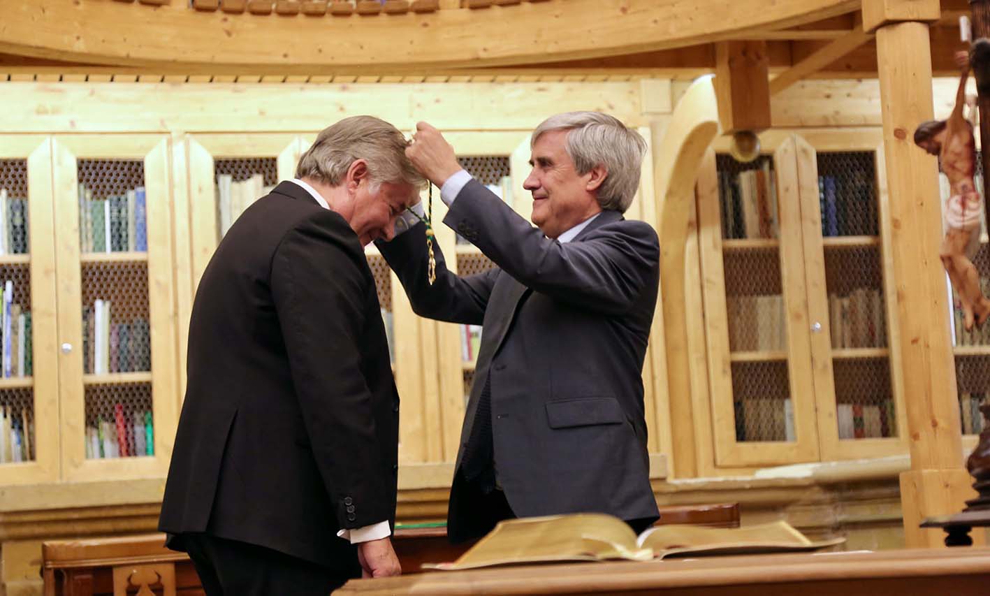 Luis Alberto García Alía toma posesión de manos de Juan José Badiola, presidente del Colegio de Veterinarios de España.