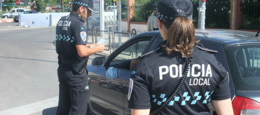 policía local de talavera Dos policías locales de Talavera revisan la documentación de un vehículo.