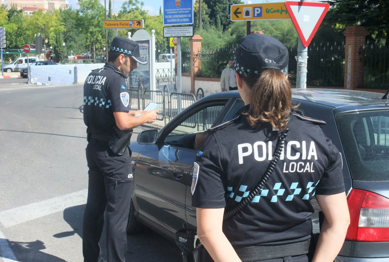 policía local de talavera Dos policías locales de Talavera revisan la documentación de un vehículo.