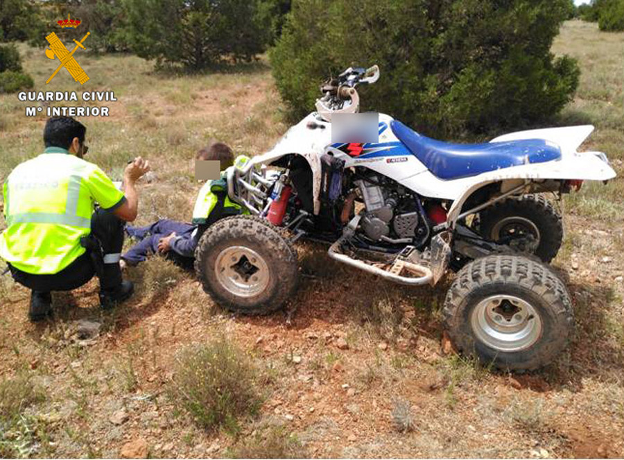 Imagen del herido junto a los agentes de la Guardia Civil.