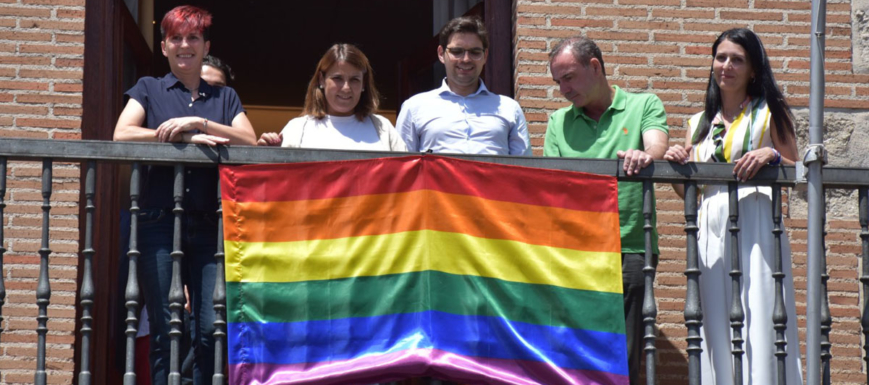 Por primera vez la fachada del Ayuntamiento de Talavera muestra la bandera LGTBI.