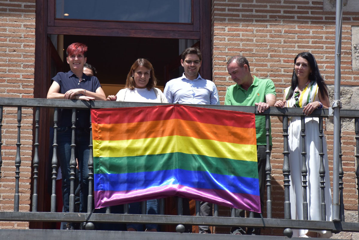 Por primera vez la fachada del Ayuntamiento de Talavera muestra la bandera LGTBI.