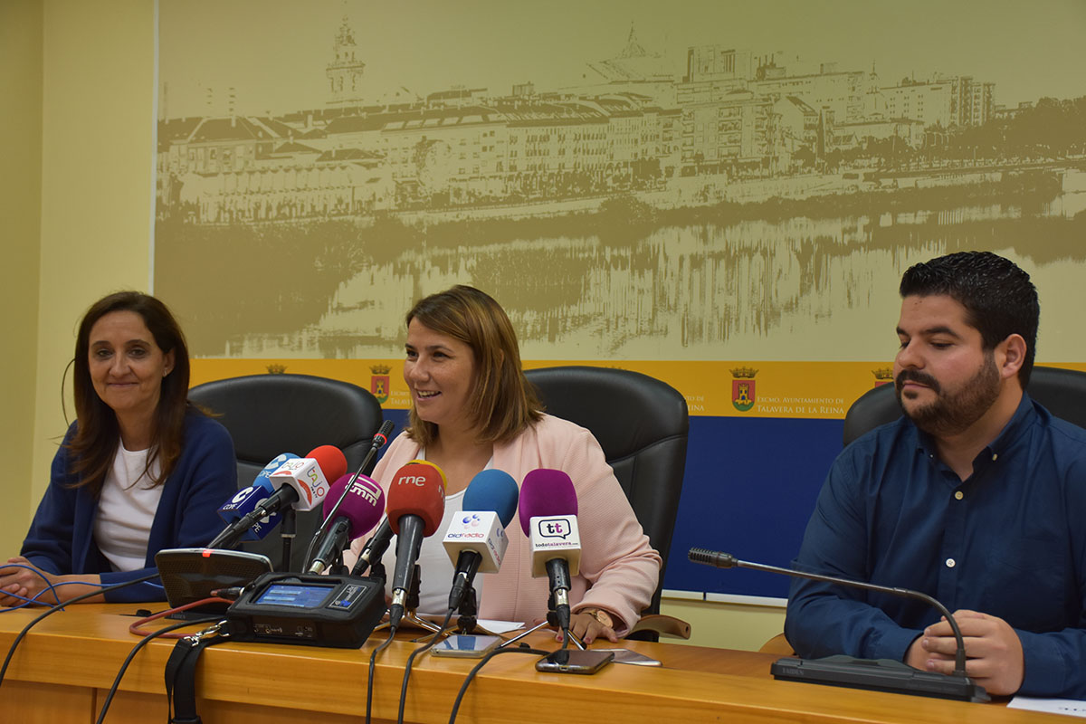 La alcaldesa de Talavera, Tita García, junto con Flora Bellón y Daniel Tito.