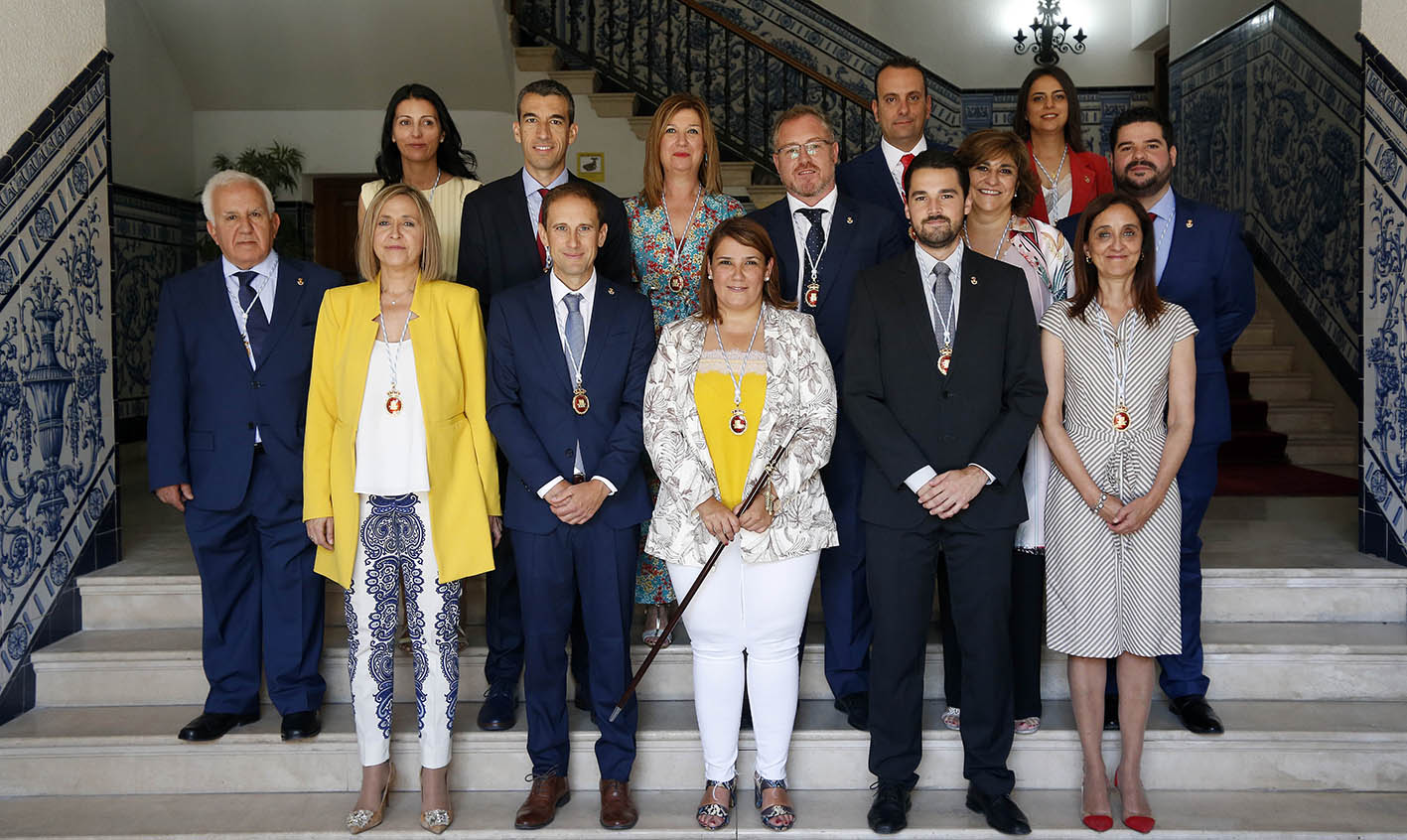 Tita García con el bastón de mando de Talavera junto a su equipo de Gobierno.