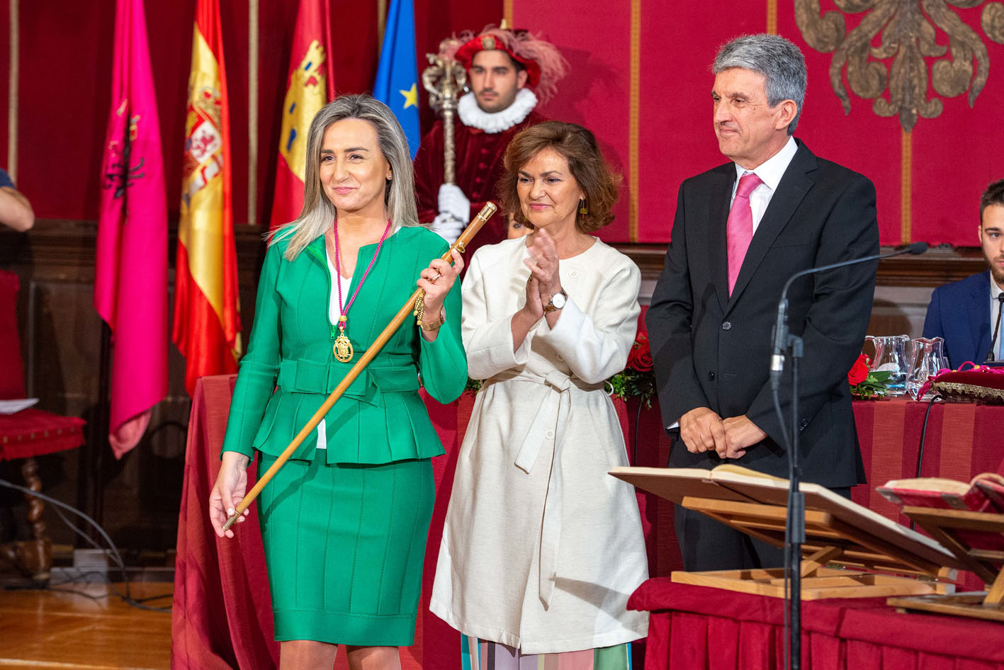 Milagros Tolón, junto a Carmen Calvo y José Pablo Sabrido.