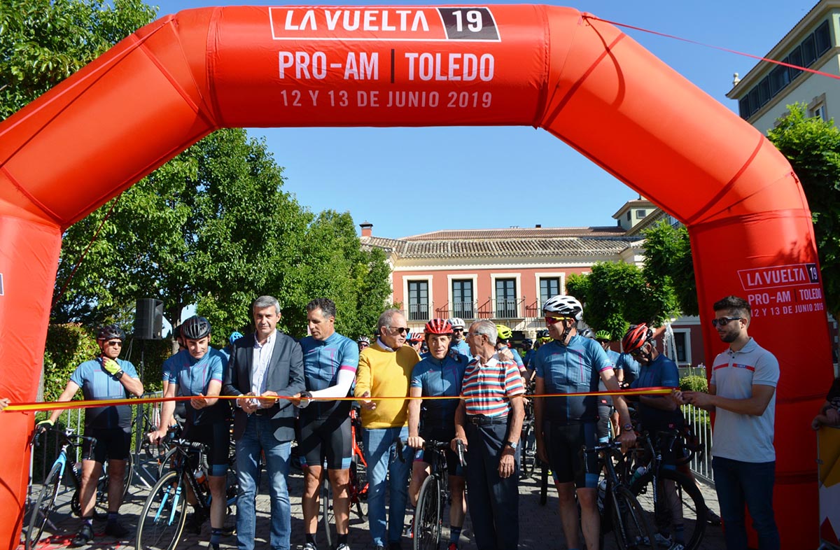 Salida del PRO-AM, con los Indurain, Perico, Sastre…